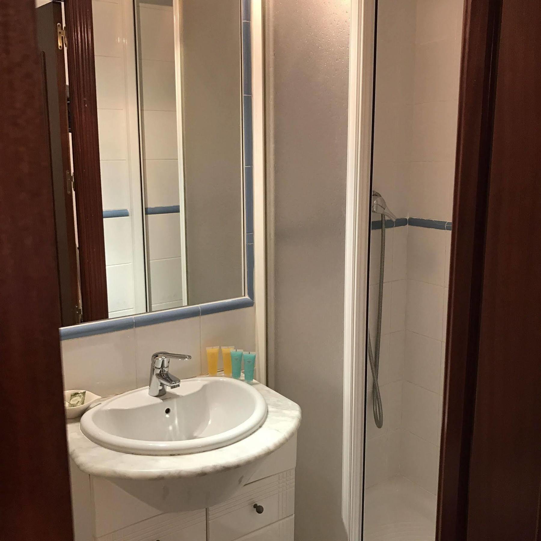 Hostal La Estrella Madrid Buitenkant foto