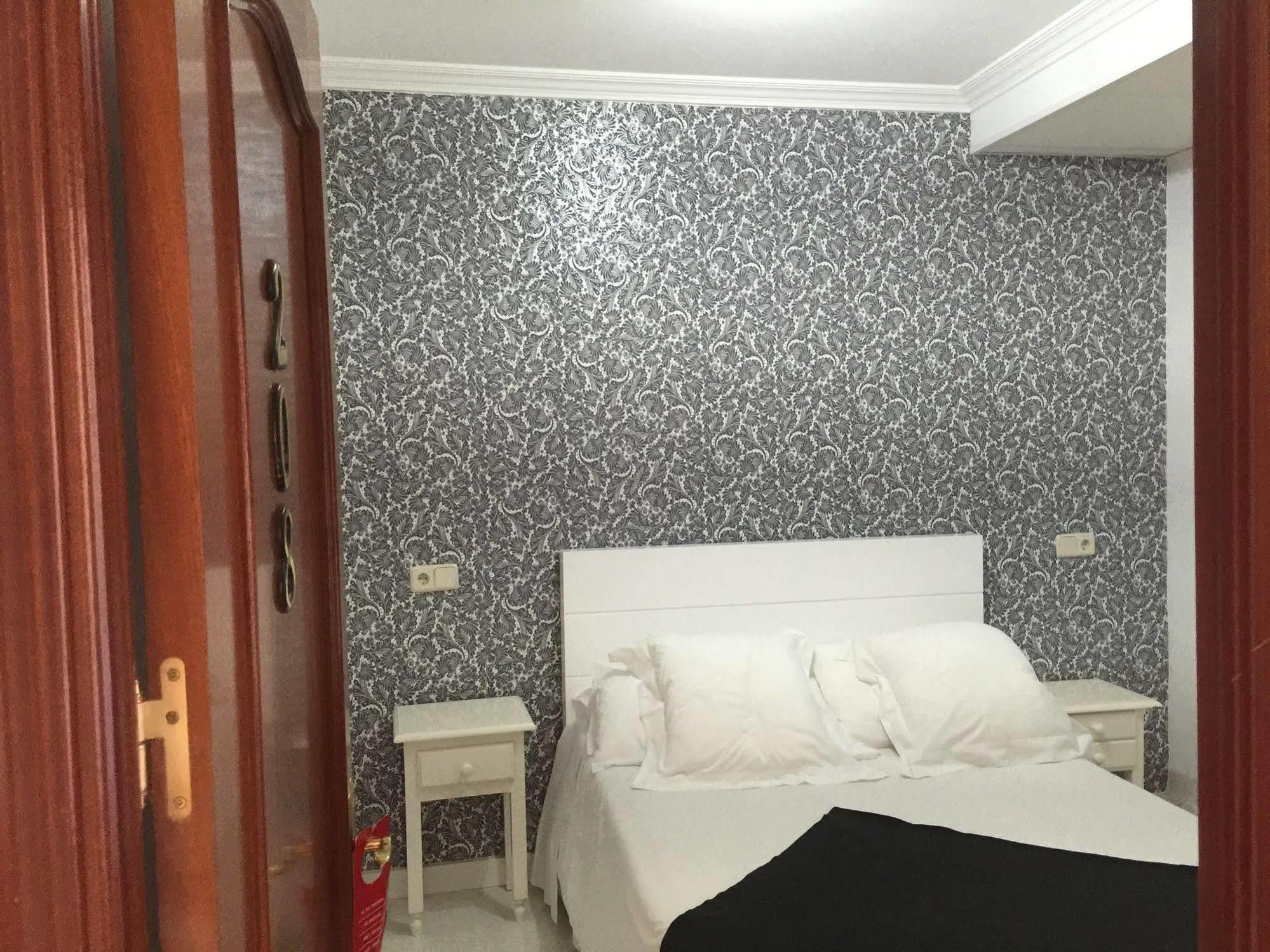 Hostal La Estrella Madrid Buitenkant foto